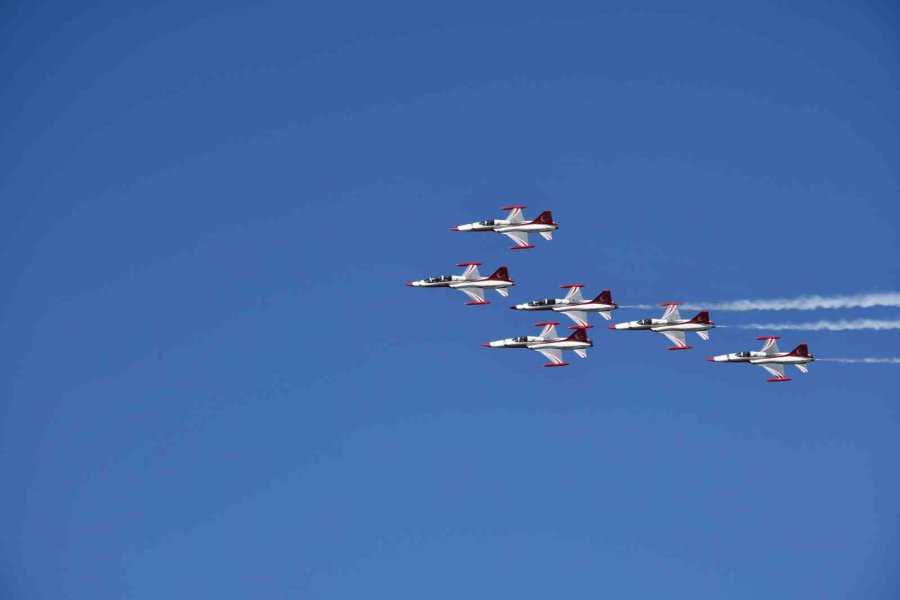 Türk Yıldızları’nın Akşehir’deki Gösterisi Nefesler Tutularak İzlendi