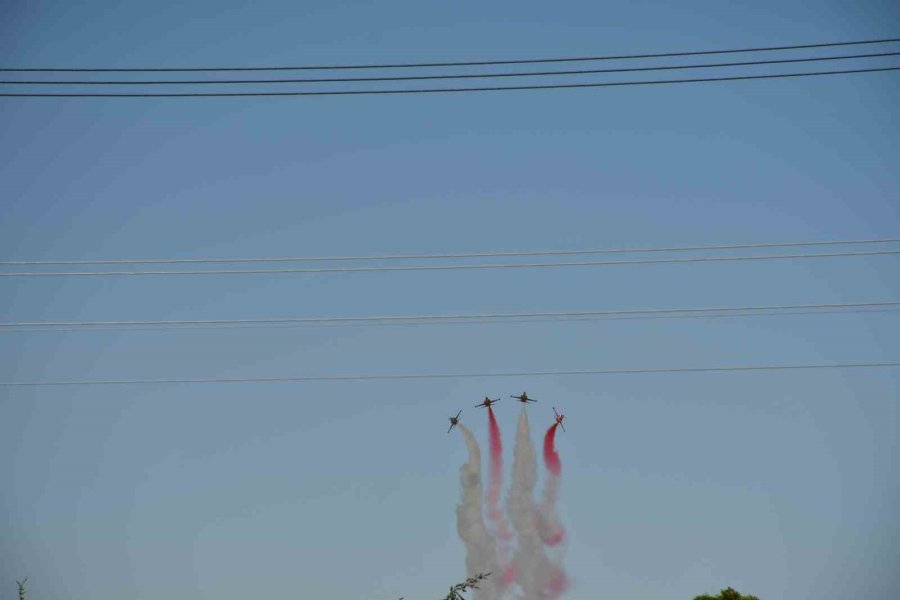 Türk Yıldızları’nın Akşehir’deki Gösterisi Nefesler Tutularak İzlendi