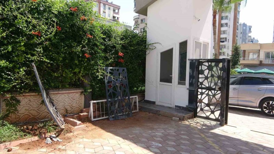 Bir Anda Gaza Basınca Kapıya Çarpıp Komşusunu Ezdi