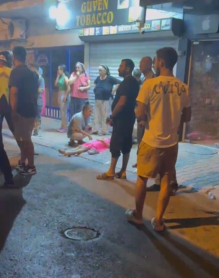 Anne Ve Kızına Otomobilin Çarptığı Kaza Kamerada