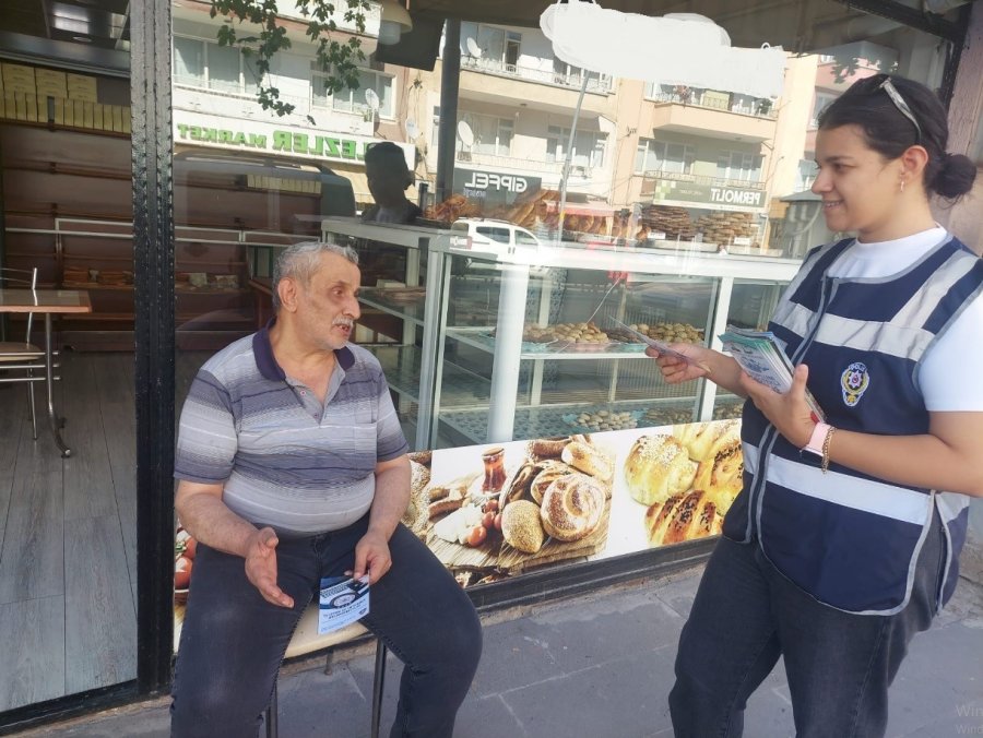 Polis Vatandaşları Dolandırıcılık Ve Hırsızlığa Karşı Bilgilendirdi
