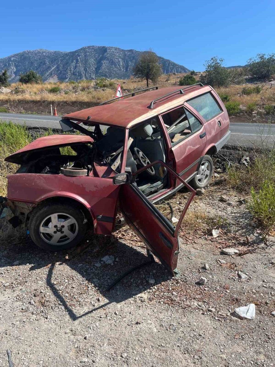 Antalya’da Otomobiller Kafa Kafaya Çarpıştı: 1’i Ağır 6 Yaralı