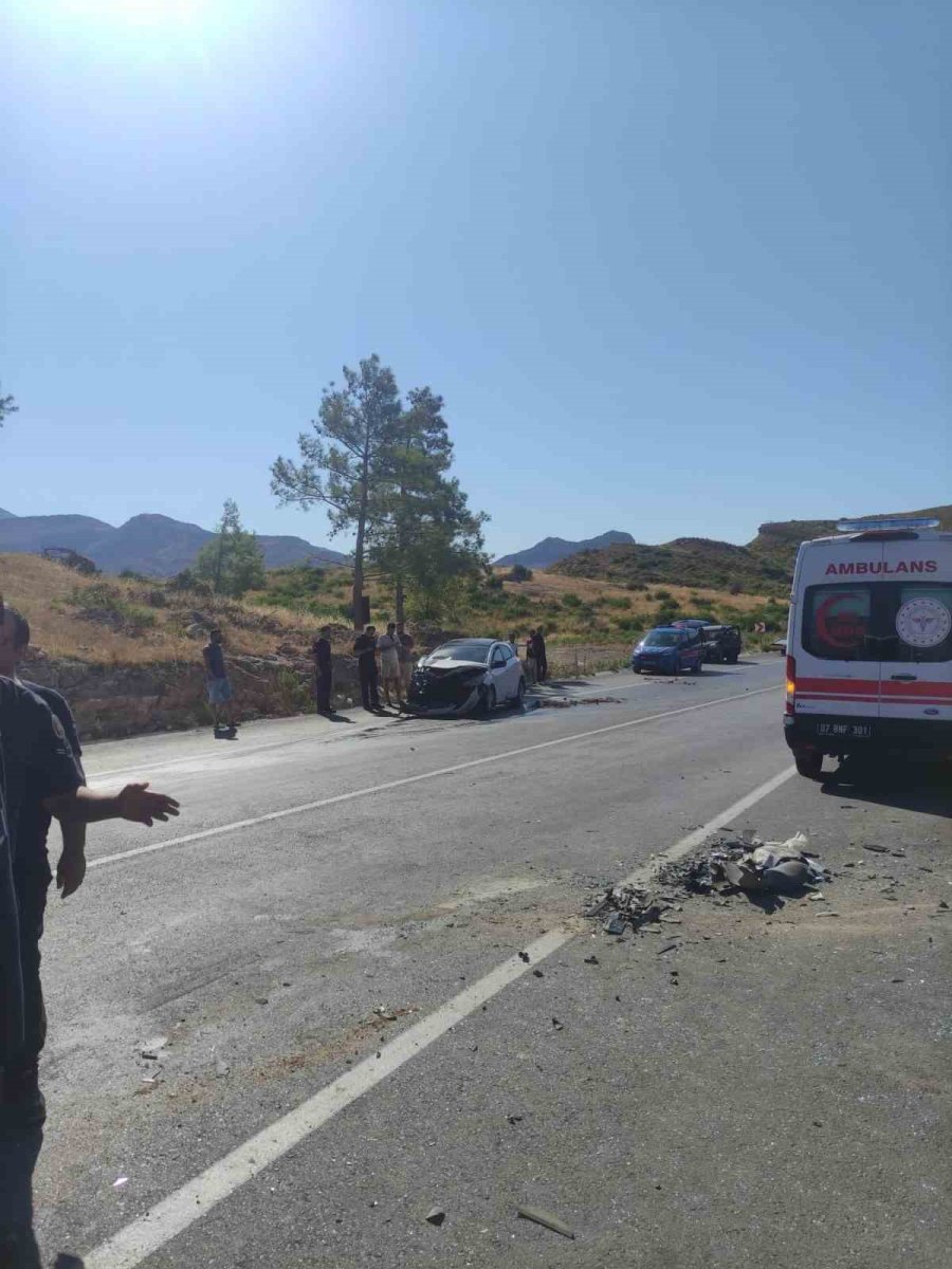 Antalya’da Otomobiller Kafa Kafaya Çarpıştı: 1’i Ağır 6 Yaralı