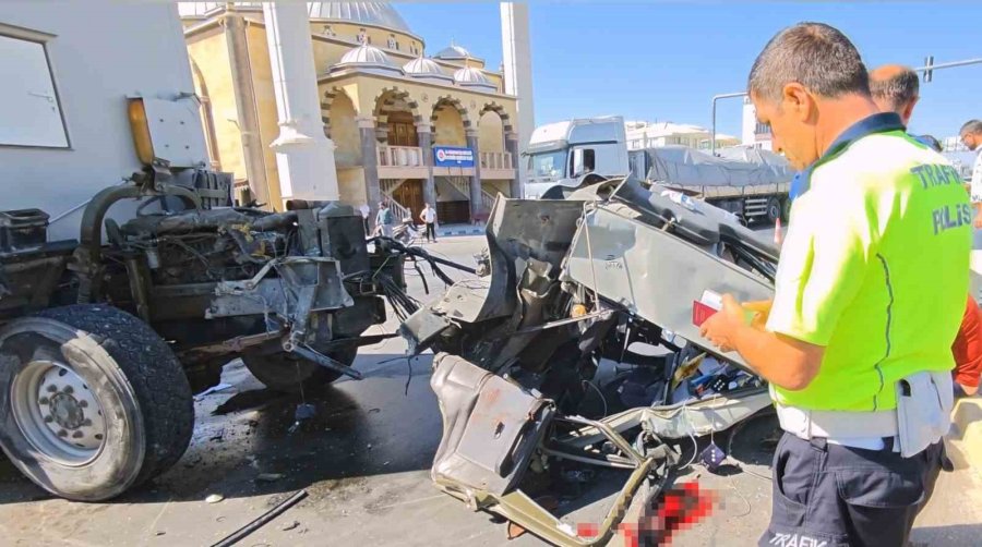 Turistlerin Karavanı İle Tır Çarpıştı: 1’i Ağır 3 Yaralı