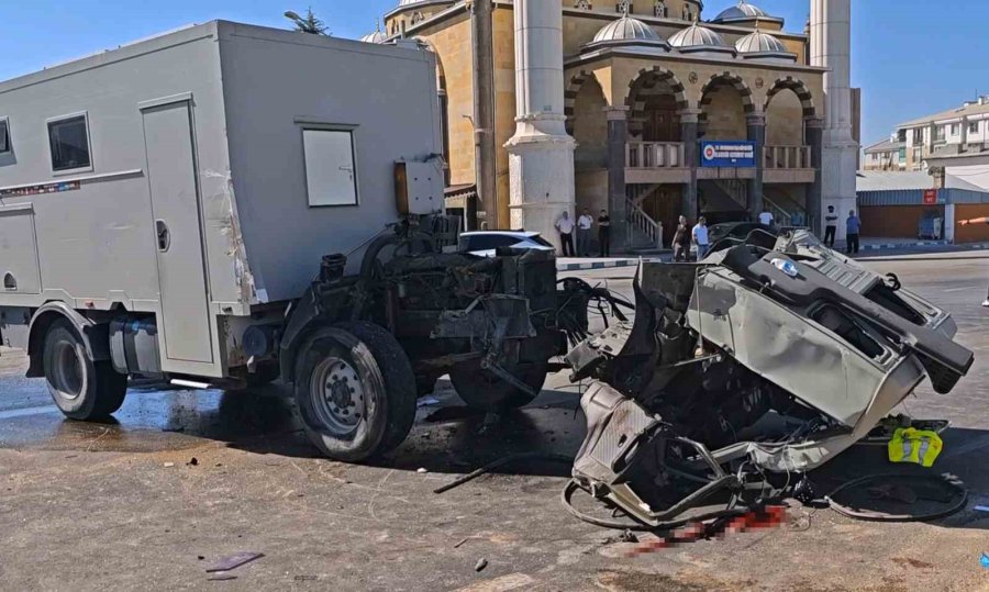 Turistlerin Karavanı İle Tır Çarpıştı: 1’i Ağır 3 Yaralı