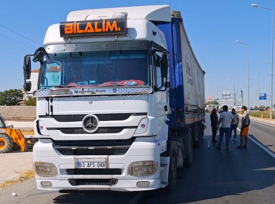 Turistlerin Karavanı İle Tır Çarpıştı: 1’i Ağır 3 Yaralı