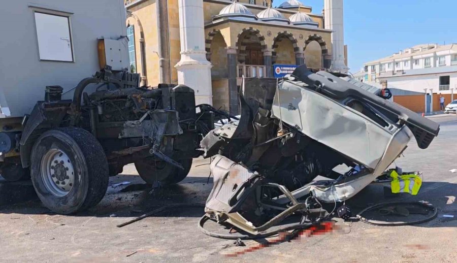 Turistlerin Karavanı İle Tır Çarpıştı: 1’i Ağır 3 Yaralı
