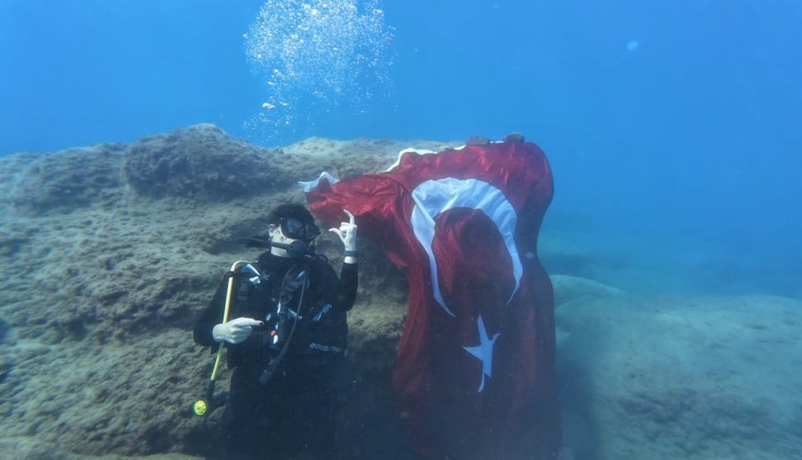 Deniz Altında İşaret Diliyle İstiklal Marşını Okudular