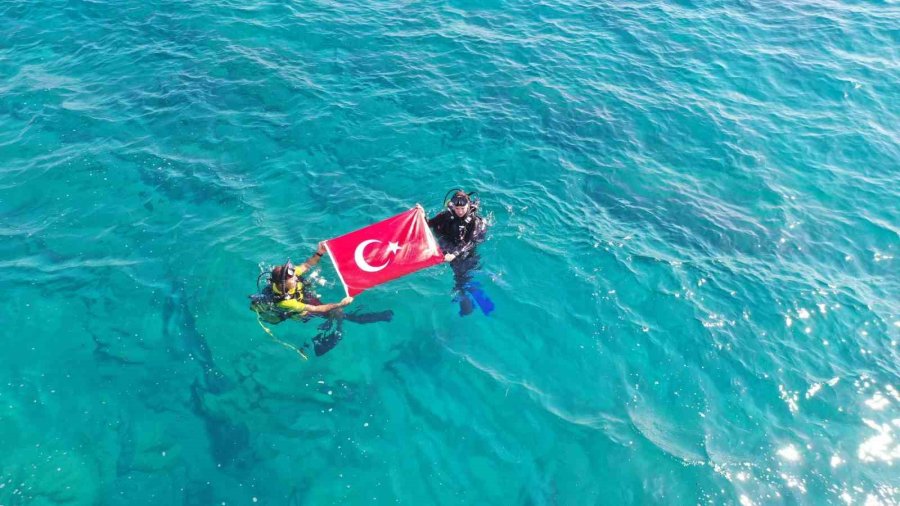 Deniz Altında İşaret Diliyle İstiklal Marşını Okudular