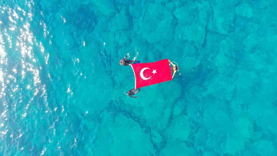 Deniz Altında İşaret Diliyle İstiklal Marşını Okudular