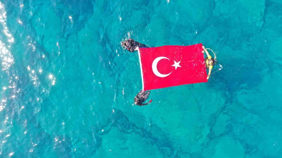 Deniz Altında İşaret Diliyle İstiklal Marşını Okudular