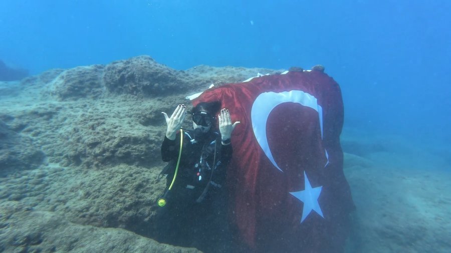 Deniz Altında İşaret Diliyle İstiklal Marşını Okudular
