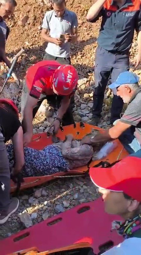 Antalya’da Kayıp Yaşlı Kadın, 2 Gün Sonra Evine 300 Metre Mesafedeki Bahçesinde Bulundu