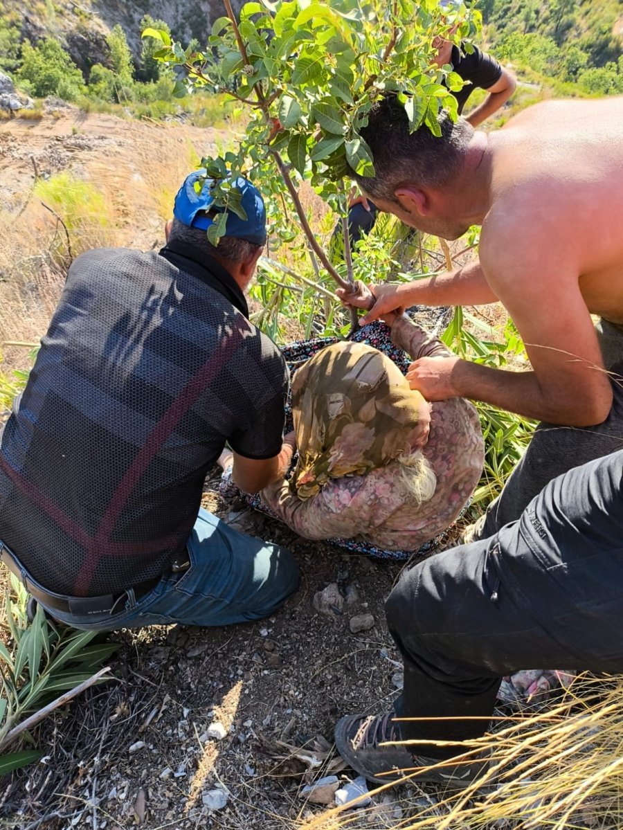 Antalya’da Kayıp Yaşlı Kadın, 2 Gün Sonra Evine 300 Metre Mesafedeki Bahçesinde Bulundu