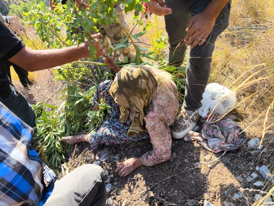 Antalya’da Kayıp Yaşlı Kadın, 2 Gün Sonra Evine 300 Metre Mesafedeki Bahçesinde Bulundu