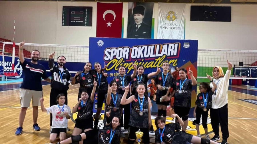 Bozkır Midi Voleybol Takımı Namağlup Şampiyon Oldu