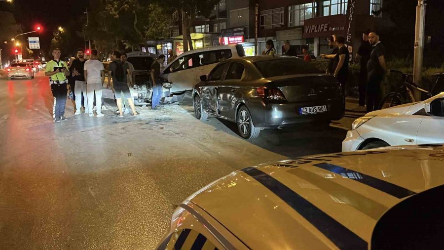 Kaza Yapan Araçlar Park Halindeki Araçlara, Park Halindeki Araç İse Kaldırımda Yürüyen Yayaya Çarptı