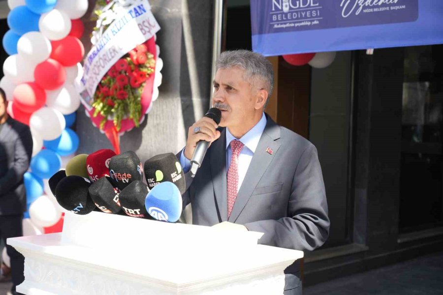 Niğde’de Yaşar Kaplan Kütüphanesi Ve Dr. Müzeyyen Toker Kadın Yaşam Merkezi Açıldı