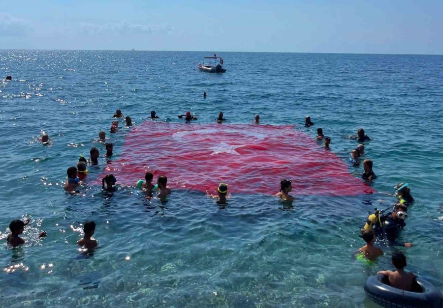 Antalya’da Denizde Dev Türk Bayrağı Açıldı