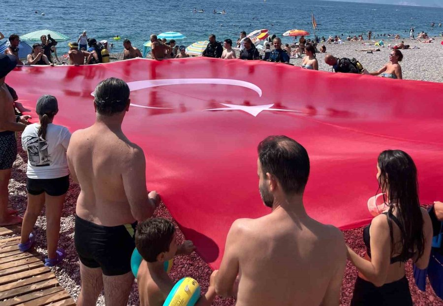Antalya’da Denizde Dev Türk Bayrağı Açıldı