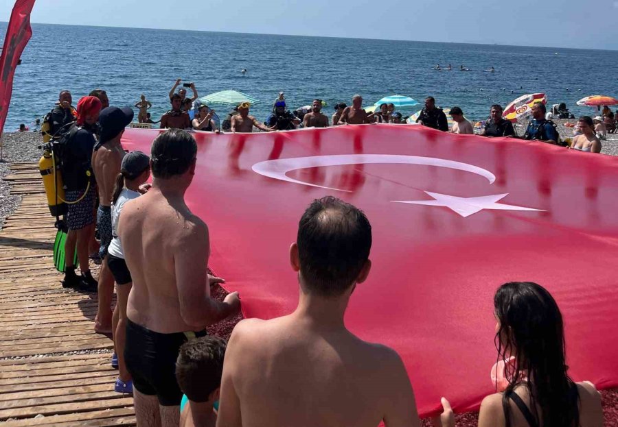 Antalya’da Denizde Dev Türk Bayrağı Açıldı