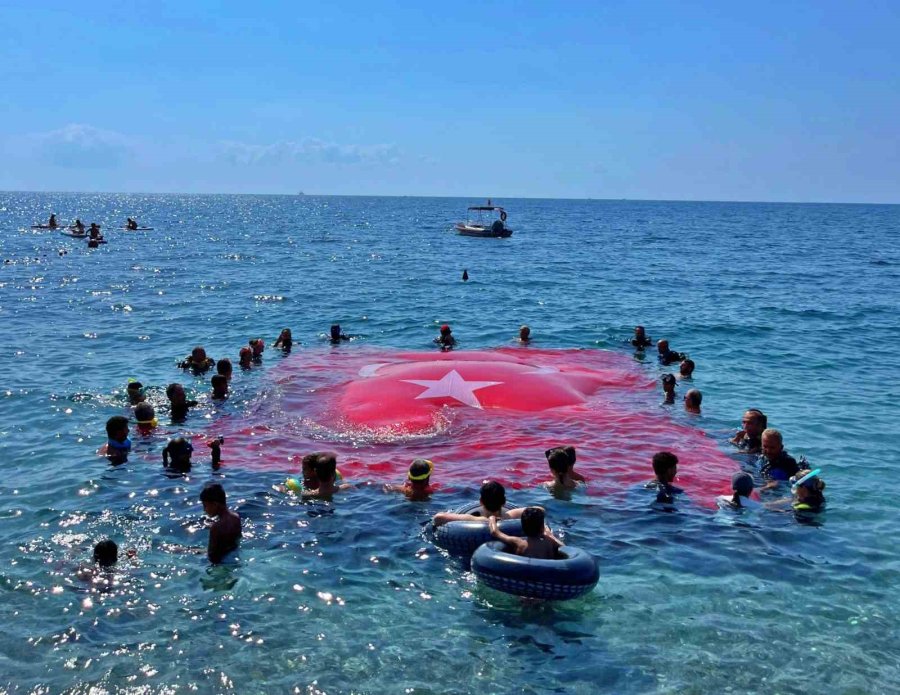 Antalya’da Denizde Dev Türk Bayrağı Açıldı