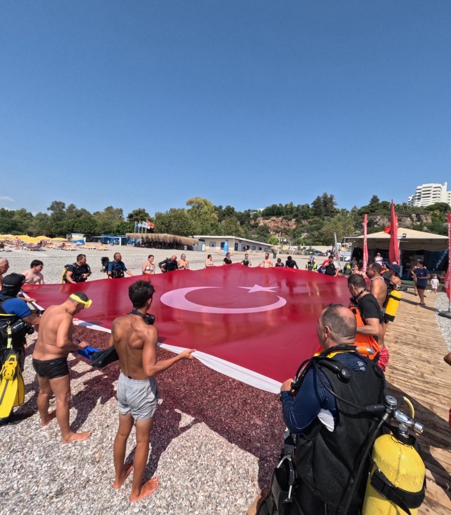 Antalya’da Denizde Dev Türk Bayrağı Açıldı