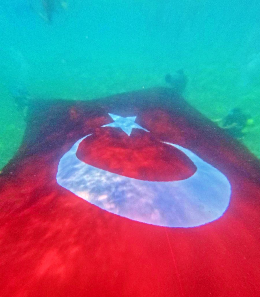 Antalya’da Denizde Dev Türk Bayrağı Açıldı