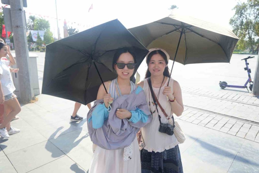 Zafer Bayramı Törenine Antalya’da Vatandaşlar Ve Turistler De Eşlik Etti