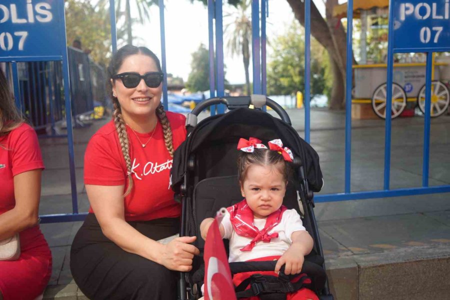 Zafer Bayramı Törenine Antalya’da Vatandaşlar Ve Turistler De Eşlik Etti