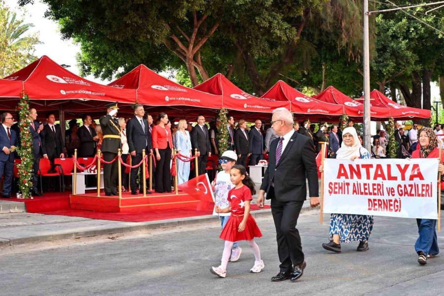 Zafer Bayramı Törenine Antalya’da Vatandaşlar Ve Turistler De Eşlik Etti