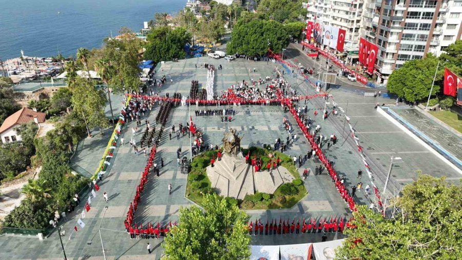 Zafer Bayramı Törenine Antalya’da Vatandaşlar Ve Turistler De Eşlik Etti