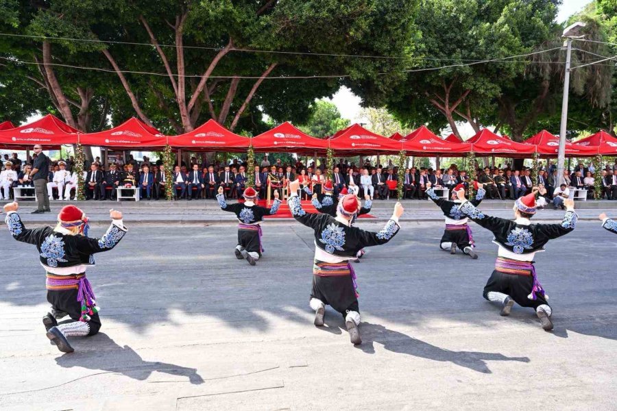 Zafer Bayramı Törenine Antalya’da Vatandaşlar Ve Turistler De Eşlik Etti