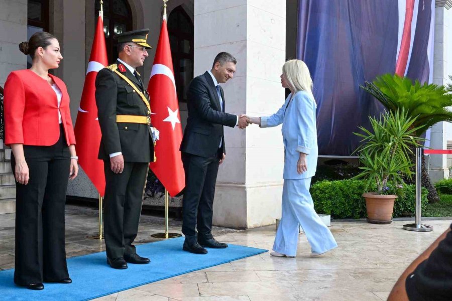 Zafer Bayramı Törenine Antalya’da Vatandaşlar Ve Turistler De Eşlik Etti