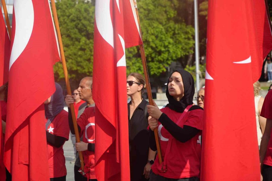 Zafer Bayramı Törenine Antalya’da Vatandaşlar Ve Turistler De Eşlik Etti