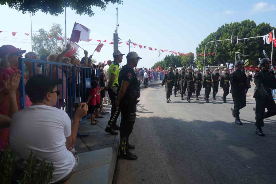 Zafer Bayramı Törenine Antalya’da Vatandaşlar Ve Turistler De Eşlik Etti