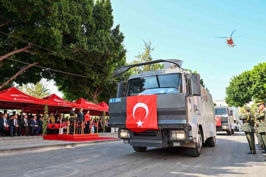 Zafer Bayramı Törenine Antalya’da Vatandaşlar Ve Turistler De Eşlik Etti