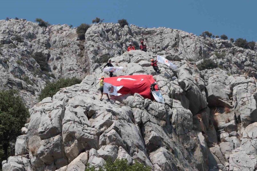 Antalya’da Dağcılar Zafer Bayramı’na Özel Türk Bayrağı Açtı