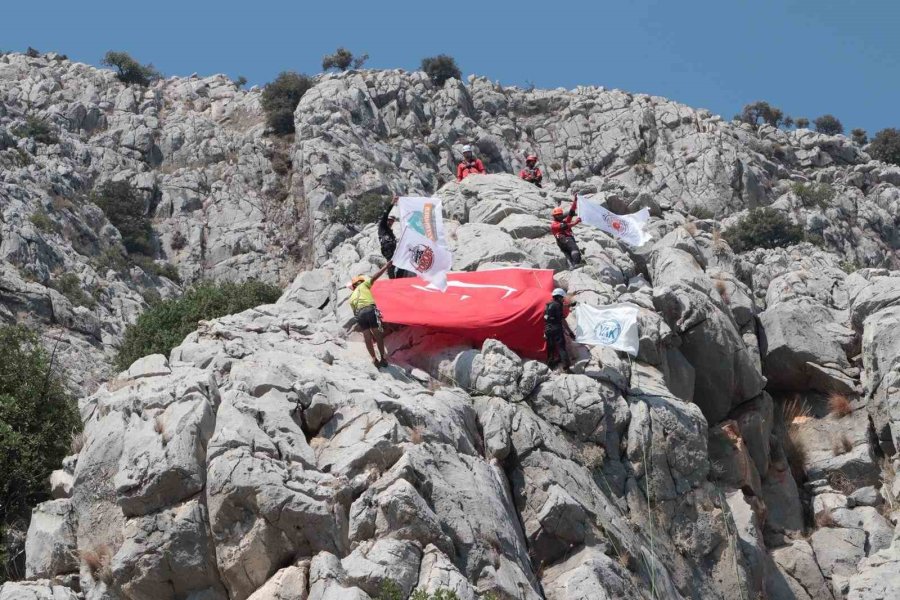 Antalya’da Dağcılar Zafer Bayramı’na Özel Türk Bayrağı Açtı