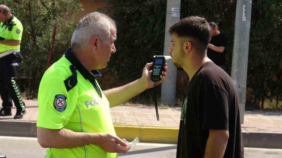 Yan Yatıp Sürüklenen Araçtan Yara Almadan Çıktılar