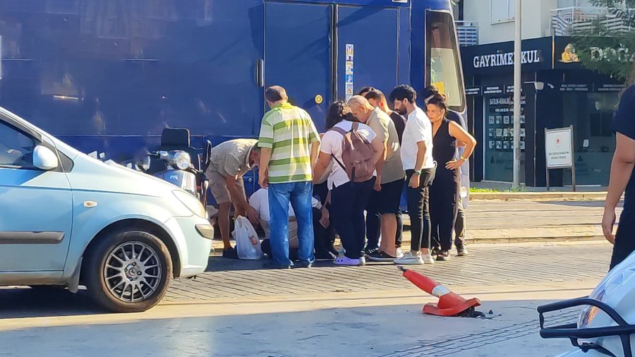 Engelli Vatandaş Akülü Aracıyla Tramvaya Çarptı