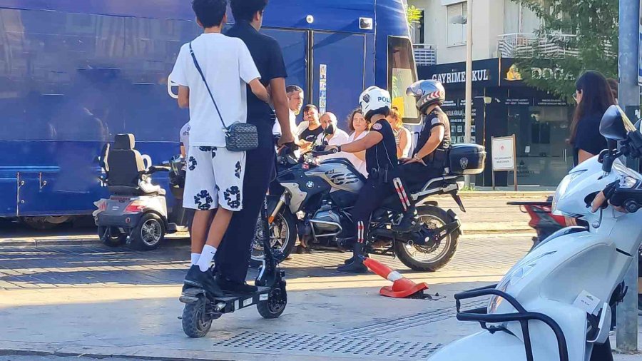 Engelli Vatandaş Akülü Aracıyla Tramvaya Çarptı