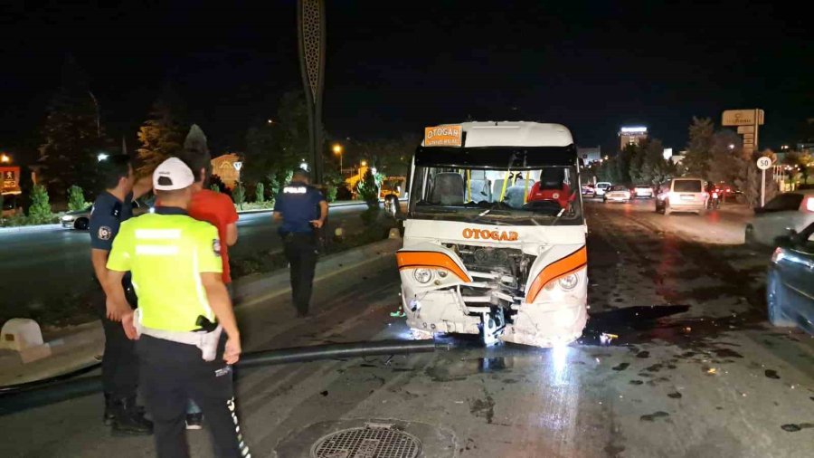 Karaman’da Kontrolden Çıkan Minibüs, Aydınlatma Direği Ve Ağaçlara Çarptı