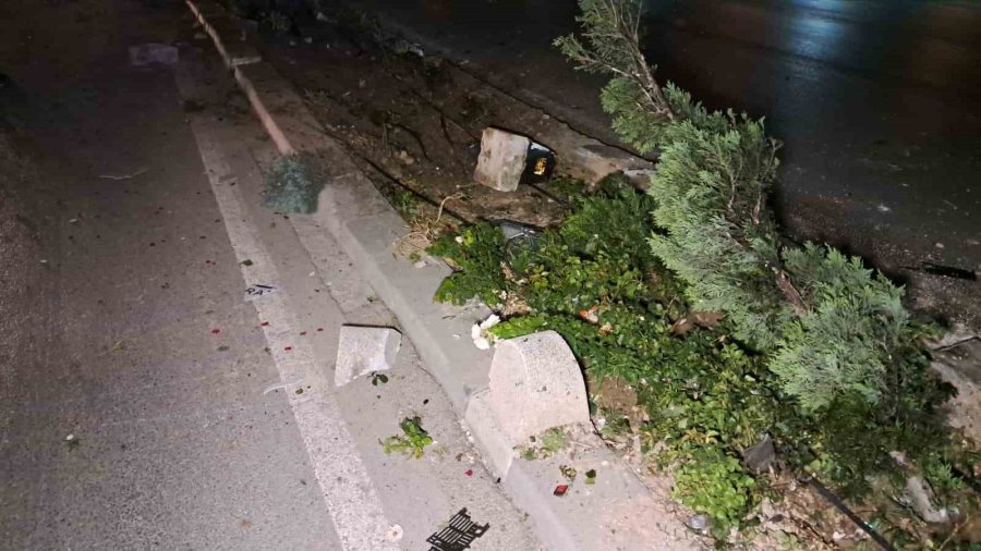 Karaman’da Kontrolden Çıkan Minibüs, Aydınlatma Direği Ve Ağaçlara Çarptı