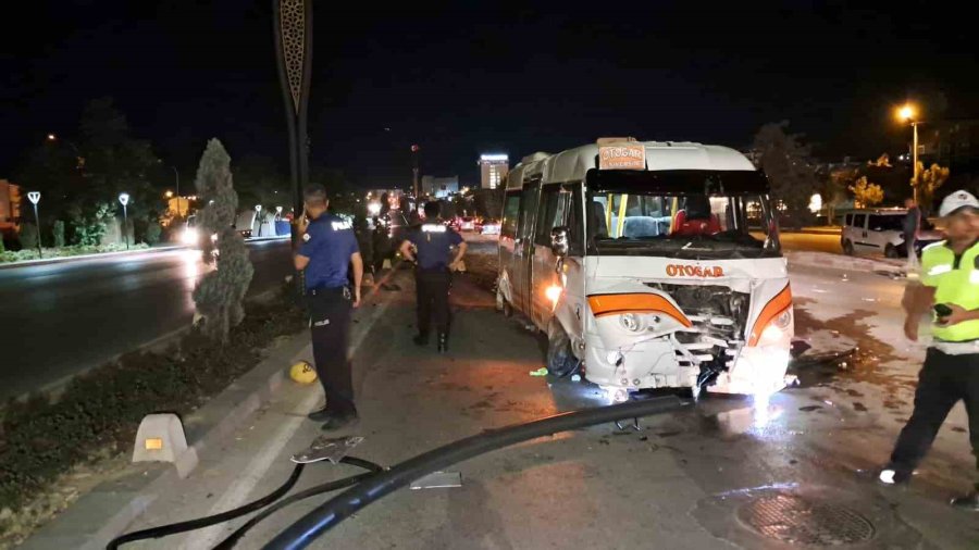 Karaman’da Kontrolden Çıkan Minibüs, Aydınlatma Direği Ve Ağaçlara Çarptı