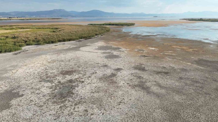Beyşehir Gölü’nde Sular Çekilince Adalara Motorla Ve Yürüyerek Yolculuk Başladı