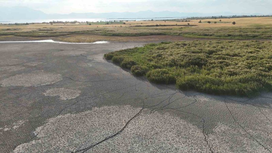 Beyşehir Gölü’nde Sular Çekilince Adalara Motorla Ve Yürüyerek Yolculuk Başladı