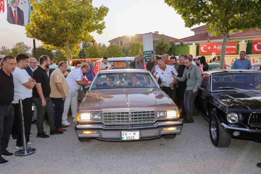 Klasik Otomobiller Geçmişe Götürdü