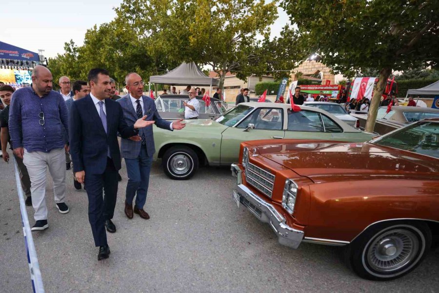 Klasik Otomobiller Geçmişe Götürdü