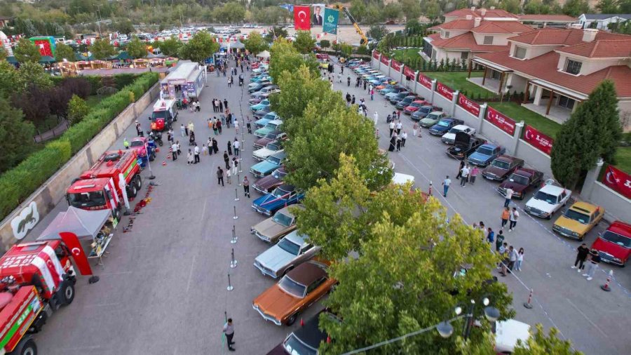 Klasik Otomobiller Geçmişe Götürdü